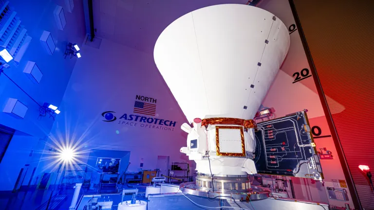 ภาพถ่ายของกล้องโทรทรรศน์ SPHEREx ในห้องประกอบก่อนการปล่อย
