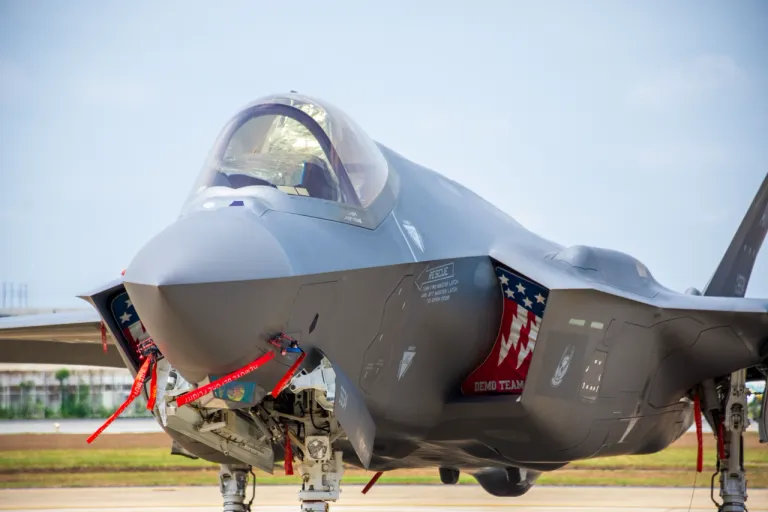 หน้าเครื่องของ F-35 Lightning II จากงาน Airshow ณ ฐานทัพอากาศดอนเมือง จะเห็นว่าช่องรับอากาศนั้นมีโนหกขนาดใหญ่ยื่นออกมาแทนที่ช่องว่างกั้นผิวกับช่องรับอากาศ ภาพถ่ายจาก Jirasin Aswakool - spaceth