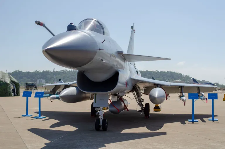 ภาพถ่ายด้านหน้าเครื่อง J-10B จะเห็นว่ามีโหนกขนาดใหญ่ดักด้านหน้าช่องรับอากาศหน้าเครื่อง ภาพถ่ายจาก 乘号同学