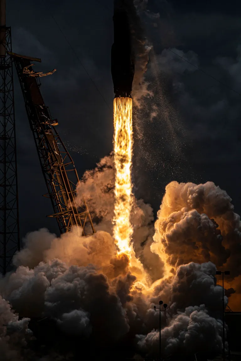 ภาพถ่ายจรวด Falcon 9 ถูกปล่อย โดยเปลวไฟจากเครื่้องยนต์ Merlin นั้นใช้น้ำมันเคโรซีนในการสร้างพลัง และด้วยเหตุผลนี้จึงเห็นเขม่าสีดำถูกพ่นออกมาจากเปลวไฟของเครื่องยนต์ด้วย ภาพจาก SpaceX