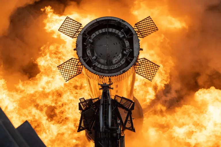 ภาพถ่ายของจรวด Super Heavy ของ SpaceX ระหว่างการทดสอบเครื่องยนต์ที่ภาคพื้น ก็ใช้เป็นจรวดที่ใช้เชื้อเพลิงมีเทนเช่นเดียวกัน ภาพจาก SpaceX