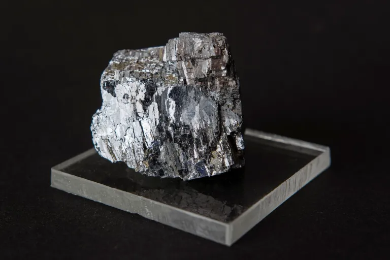 Galena เป็นแร่ตะกั่วที่สำคัญที่สุด มีสูตรเคมีเป็น PbS ประกอบด้วยตะกั่ว (Pb) และกำมะถัน (S) เป็นหลัก