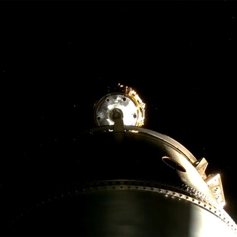 ภาพถ่ายของยาน HAKUTO-R กำลังแยกออกจาก Canister ของ Falcon 9 นี่คือจุดที่ HAKUTO-R แยกตัวออกจาก Blue Ghost ที่จะเดินทางไปดวงจันทร์ด้วยกัน ภาพจาก SpaceX