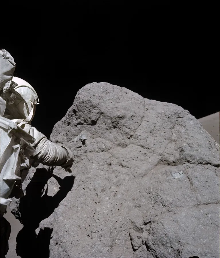 ภาพถ่ายนักบินอวกาศ Harrison H. Schmitt กำลังทำการเก็บตัวอย่างหินทีคาดว่ามีอายุประมาณ 28.5 ล้านปี ที่คาดว่าเกิดการแตกหักจากแผ่นดินไหวบริเวณรอยเลื่อน Lee-Lincoln ภาพจาก NASA.jpg