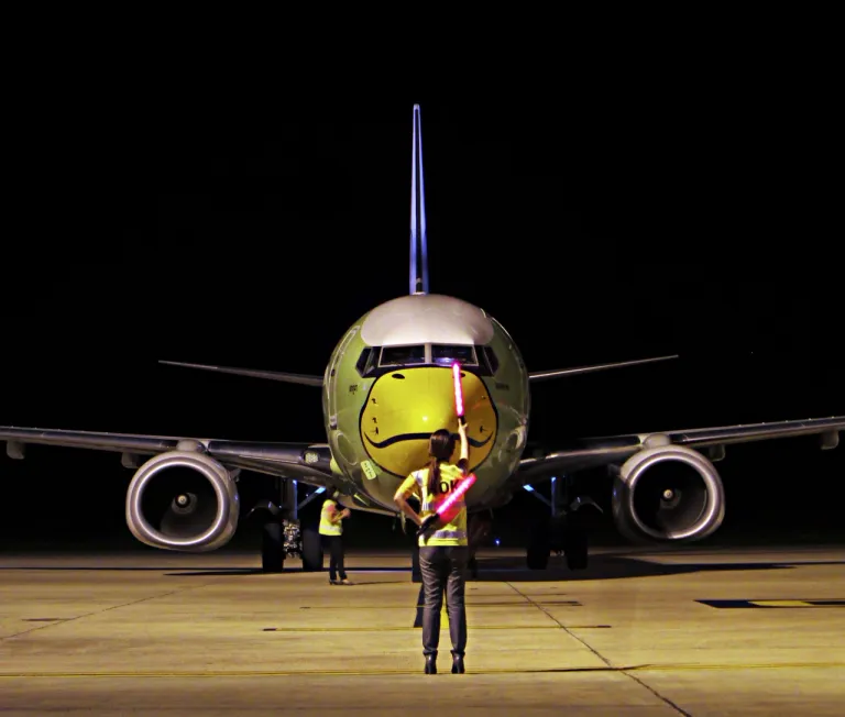 Aircraft Marshalling คือการโบกเครื่องบินด้วยสัญญาณมือโดยเจ้าหน้าที่ภาคพื้น