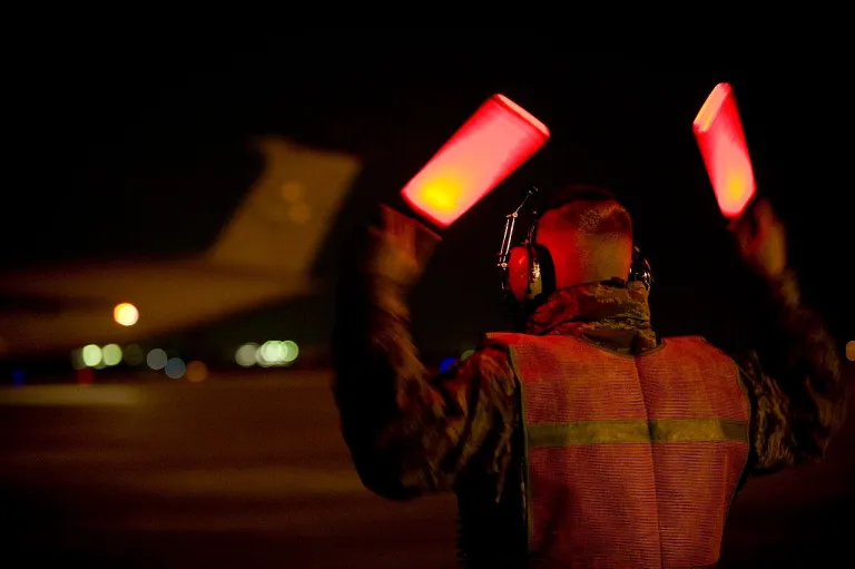Aircraft Marshaller ขณะกำลังโบกเครื่องบิน