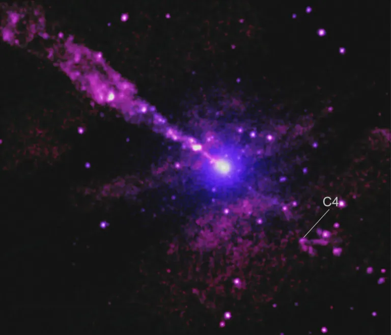 ภาพถ่ายของ Centaurus A ที่ถ่ายโดยกล้องโทรทรรศน์อวกาศจันทราถ่ายติดวัตถุปริศนา C4 ที่มีโครงสร้างเป็นรูปร่างตัว V ที่ลำเจ็ตหายไปจากพื้นที่ในจุดนั้น ซึ่งเป็นโครงสร้างที่ไม่เคยเจอมาก่อนในเอกภพ