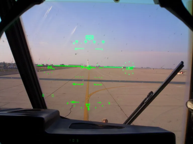 หน้าจอ Head-Up Display ในเครื่องบิน C-130J Hercules.jpg