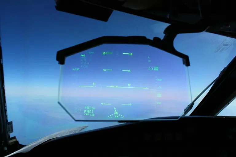 หน้าจอ Head-up Display บนเครื่องบินพาณิชย์ CRJ