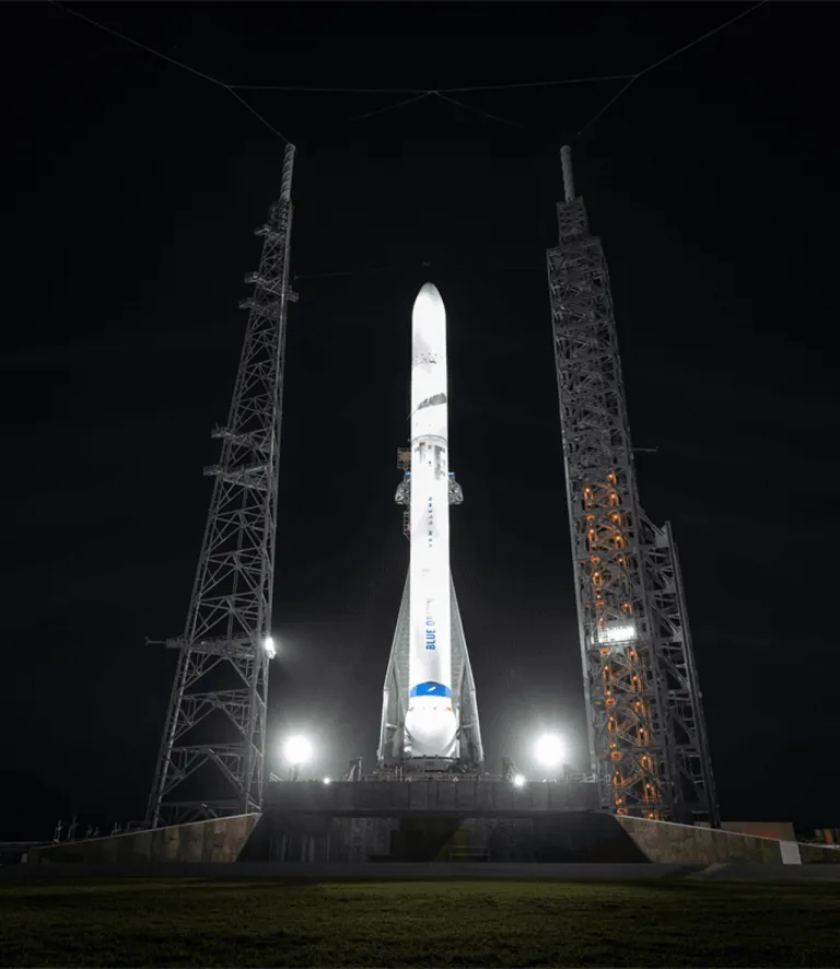 ภาพของจรวด New Glenn บนฐานปล่อย LC-36 ภาพจาก Blue Origin