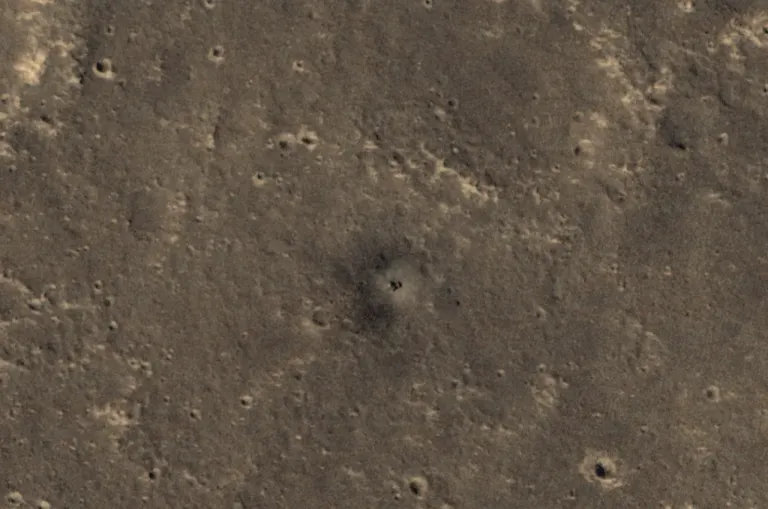 ภาพถ่ายล่าสุดของยาน InSight ที่ถูกถ่ายโดย HiRISE ของยาน MRO ที่ถ่ายเมื่อปี 2024 จะเห็นว่าร่องรอยบนพื้นผิวจากการจุดเครื่องยนต์จรวดและสีสันของยานอวกาศแทบคล้ายกับสีของพื้นผิวโดยรอบของดาวอังคารไปแล้ว ภาพจาก NASA_JPL