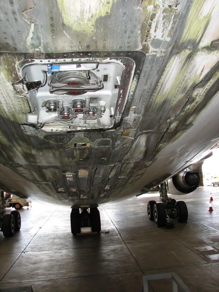 เครื่องบิน Airbus A340 หลังหางของเครื่องบินไถลกับพื้นของทางวิ่ง