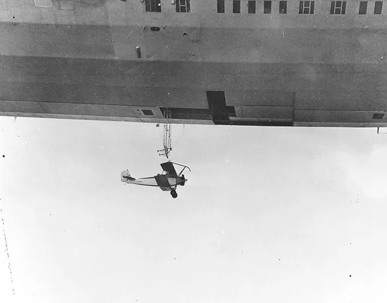 เรือเหาะ USS Akron ระหว่างการปล่อยเครื่องบินจากระบบ Trapeze