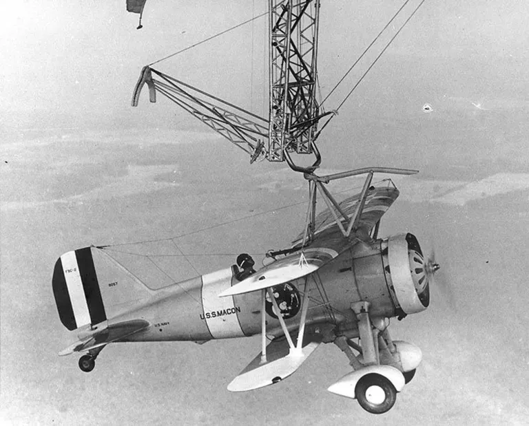 เครื่องบิน Curtiss F9C Sparrowhawk หลังจากการเก็บกู้เครื่องบิน