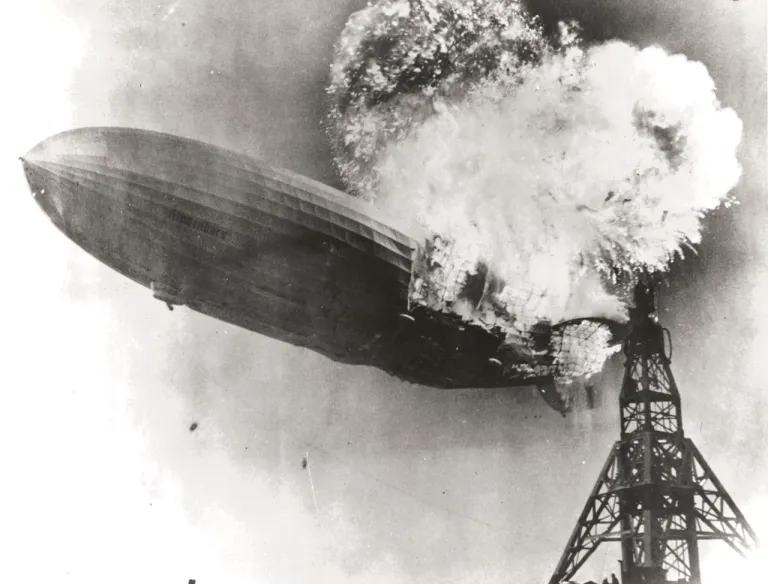 เรือเหาะ Hindenburg ระหว่างการเกิดเพลิงไหม้กลางอากาศ
