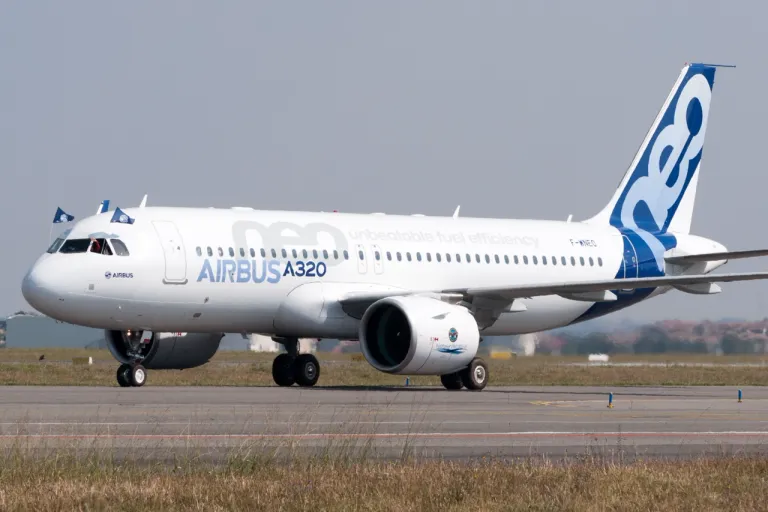 เครื่องบินรุ่น Airbus A320neo ซึ่งมีเครื่องยนต์ที่มีขนาดใหญ่และน้ำหนักมากขึ้น แต่มีประสิทธิภาพมากขึ้น