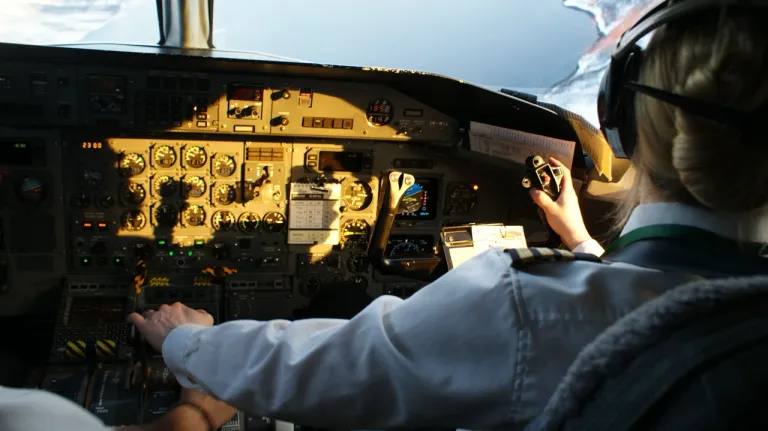 ผู้ช่วยนักบินที่หนึ่งขณะกำลังบังคับเครื่องบิน ถือเป็น Pilot Flying