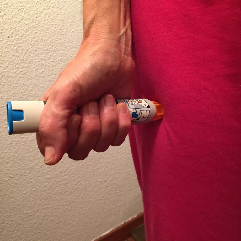 การฉีด Epinephrine Autoinjector นั้นทำผ่านการฉีดในบริเวณต้นขา