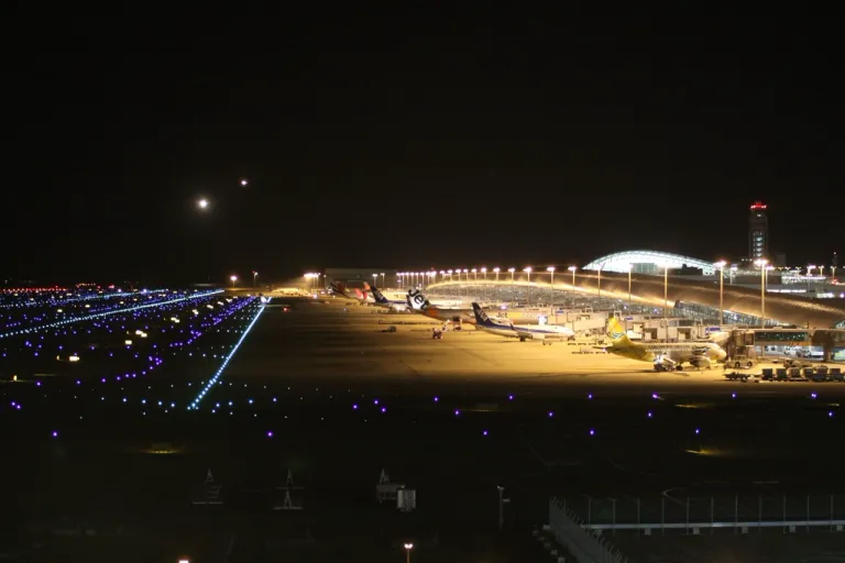 ภาพถ่ายสนามบินคันไซในยามค่ำคืน ภาพจาก aeroprints.com