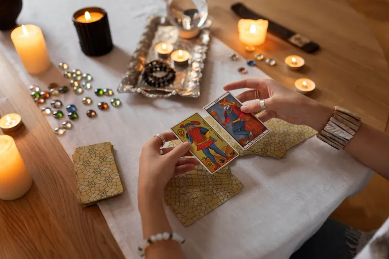 woman-reading-tarot