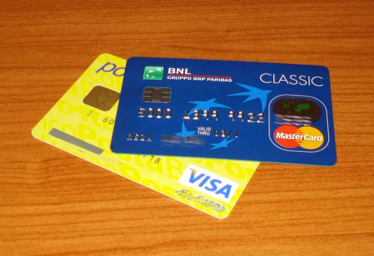 บัตร Visa และ Mastercard ซึ่งเป็นหนึ่งใน Card Association ที่ใช้กันแพร่หลายที่สุด