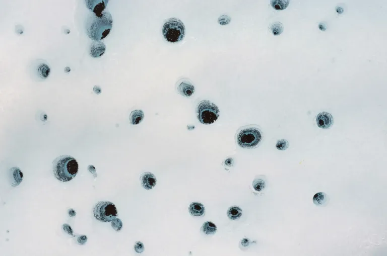 ภาพถ่ายของหลุม Cryoconite ที่ธารน้ำแข็ง Matanuska ในรัฐอะแลสกา ปี 2012 ซึ่งหลุมเหล่านี้เกิดจากการละลายของธารน้ำแข็งจากฝุ่น ภาพถ่ายโดย Kimberly Casey