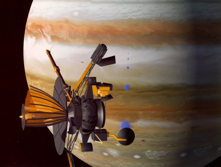ภาพวาดด้วยคอมพิวเตอร์ของ NASA เพื่อจำลองสภาพของจานรับสัญญาณที่กางไม่ออกของยานกาลิเลโอ ระหว่างการสำรวจดาวพฤหัสบดี