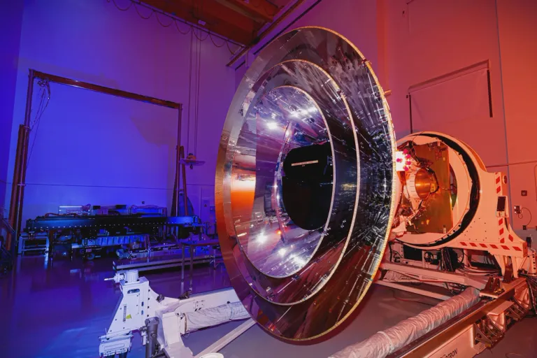 ภาพถ่ายกล้องโทรทรรศน์อวกาศ SPHEREx ในโรงประกอบ