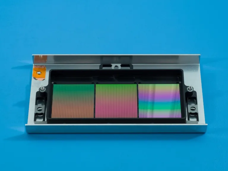 ภาพถ่ายแผ่นกรองแสงสำหรับการทำ Spectroscopy ของ SPHEREx เพื่อใช้ในการแยกแสงออกเป็นเฉดสีที่สามารถตรวจจับได้มากกว่า 100 เฉดสี
