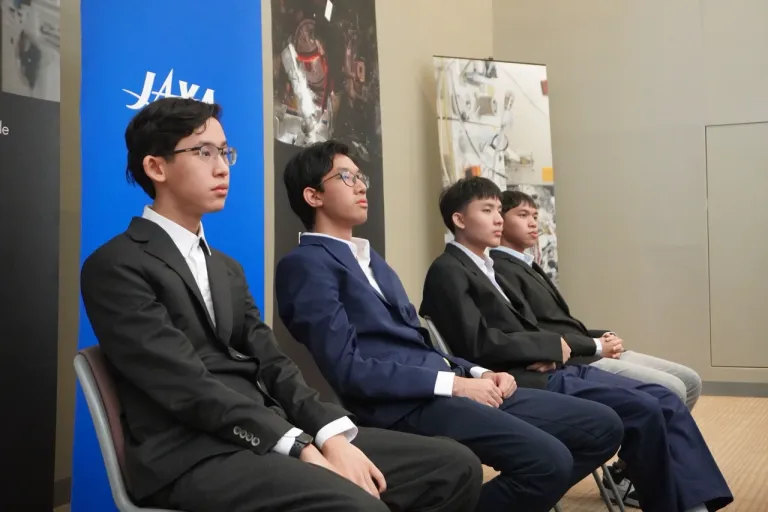 ภาพถ่ายกลุ่มเยาวชนไทยระหว่างชมการแข่งขันของกลุ่มสมาชิกจากประเทศอื่น ภายในศูนย์อวกาศสึกุบะ JAXA ภาพถ่ายโดย Nattanon Dungsunenarn