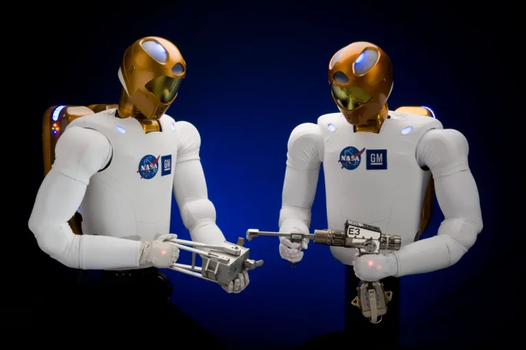 ภาพถ่ายหุ่นยนต์ Robonaut 2 ทั้งสองตัวก่อนจะถูกส่งไปประจำการบนสถานีอวกาศนานาชาติ