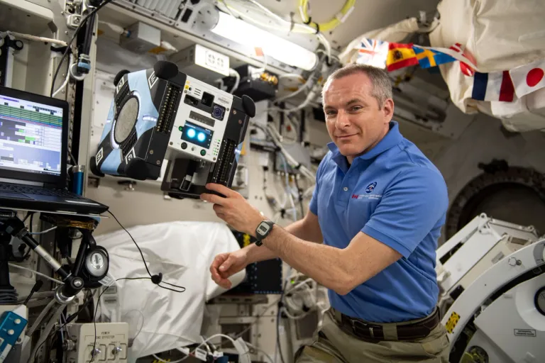 ภาพถ่ายนักบินอวกาศ David Saint-Jacques ขณะกำลังทำการปฏิสัมพันธ์กับหุ่นยนต์ Astrobee ของ NASA