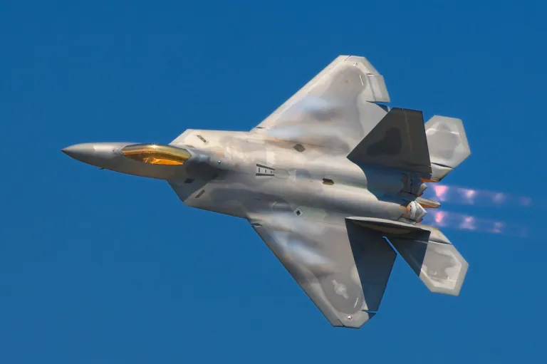 เครื่องบินขับไล่ F-22 Laptor กับ Shock Diamond จาก Nozzle ของเครื่องยนต์