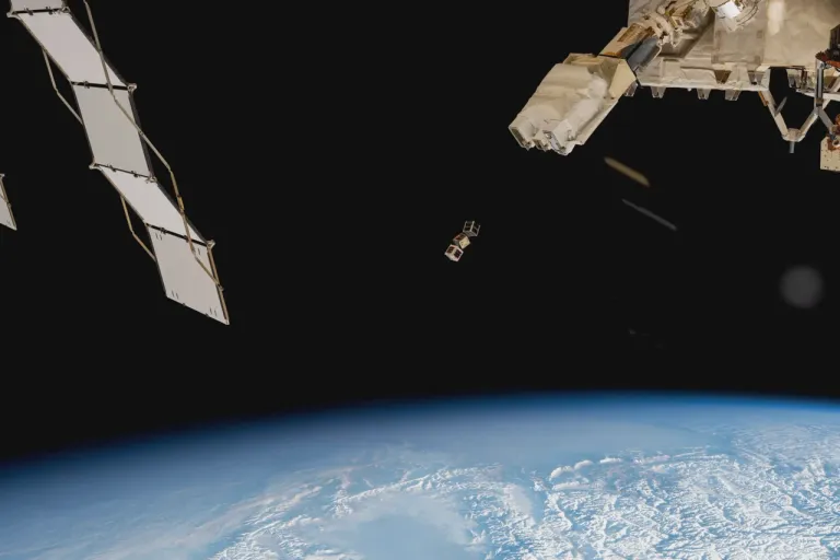 ภาพถ่ายกลุ่มดาวเทียม CubeSat ที่ถูกปล่อยออกจากสถานีอวกาศนานาชาติมีทั้งหมด 3 ดวง โดยมี LignoSat คือหนึ่งในนั้น