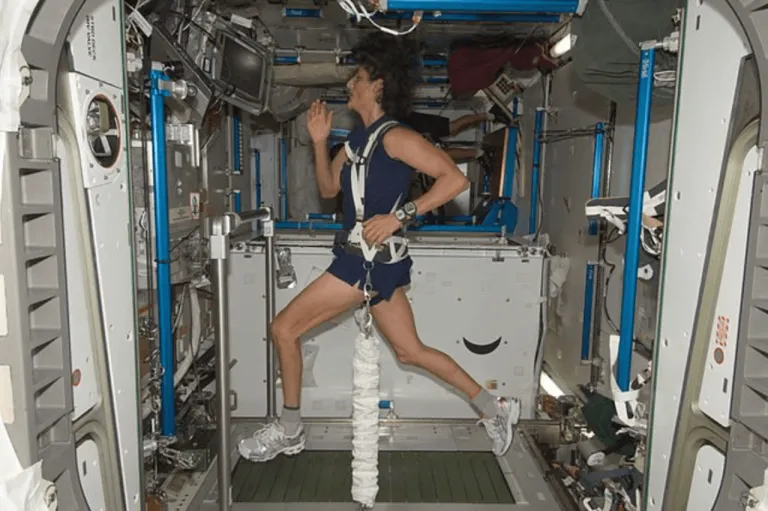 สุนีกำลังออกกำลังกายขณะอยู่บนสถานีอวกาศ ISS Cr.NASA