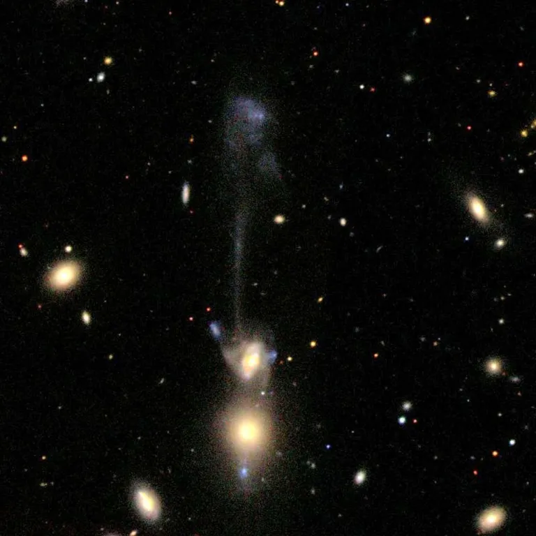 ภาพของ Arp 105 โดย NASA - SDSS II - SKY MAP