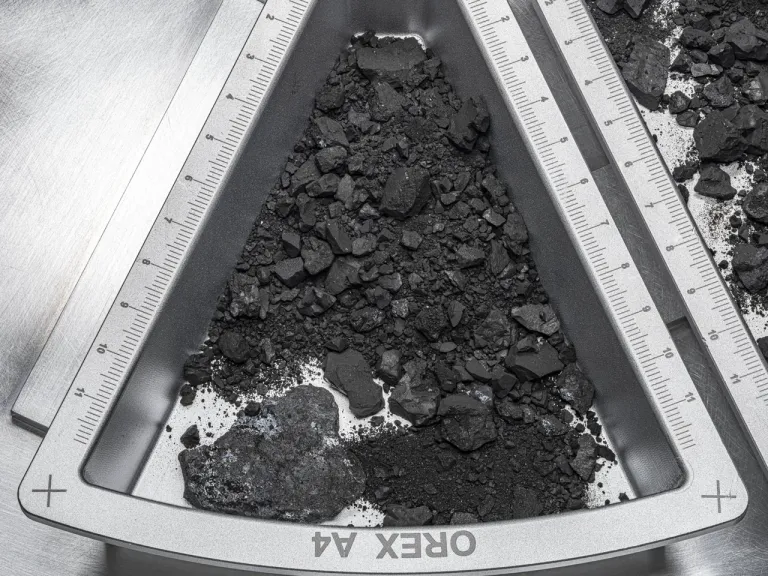 ภาพตัวอย่างดินที่มาจากช่องเก็บตัวอย่างของยาน OSIRIS-REx ที่ถูกนำมาประกอบการวิเคราะห์