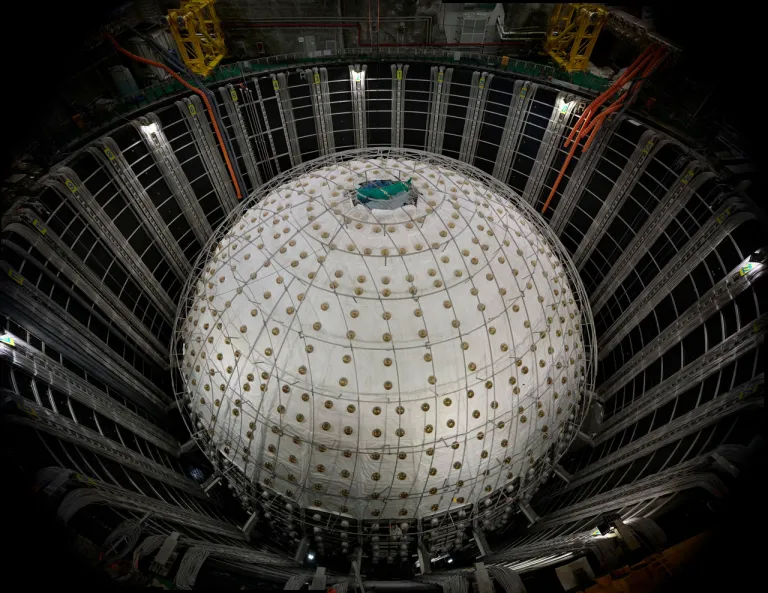 สถานที่ก่อสร้างสถานีตรวจวัดอนุภาคนิวทริโนใต้ดินในเมืองเจียงเหมิน มณฑลกว่างตงทางตอนใต้ของจีน วันที่ 9 ต.ค. 67 ภาพจากซินหัว