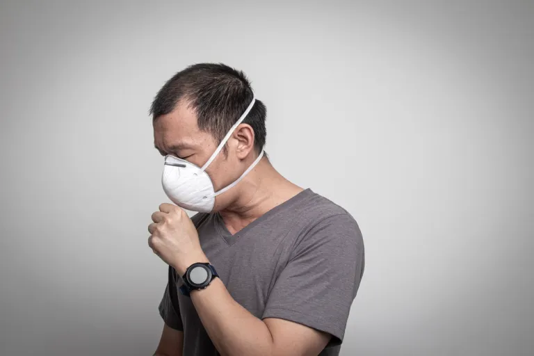 ผู้ชายใส่หน้ากาก N95