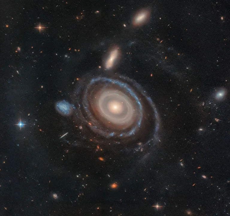 กาแล็กซี “Bullseye” กาแล็กซีที่มีวงแหวน 9 ชั้น ภาพจาก NASA, ESA, Imad Pasha (Yale), Pieter van Dokkum (Yale)