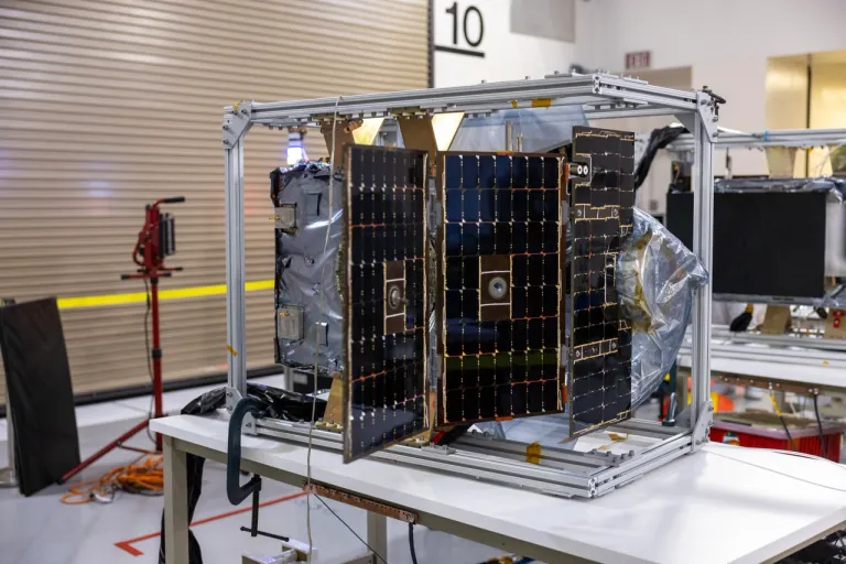 ภาพของดาวเทียม CubeSat PUNCH ขณะทำการประกอบ