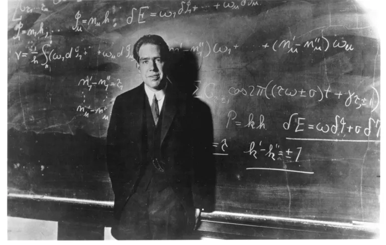 Niels Bohr นักวิทยาศาสตร์คนสำคัญแห่งศตวรรษที่ 20 ผู้เสนอแบบจำลองอะตอมของบอร์และพัฒนาทฤษฎีควอนตัม