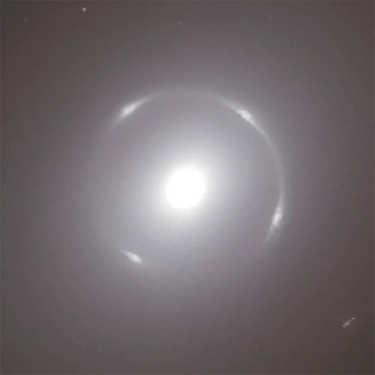 ภาพครอบตัดใขกลางของกาแล็กซี NGC 6505 แสดงให้เห็นวงแหวนไอน์สไตน์ที่งดงาม ซึ่งเป็นการพิสูจน์ศักยภาพของกล้องยูคลิดได้เป็นอย่างดี