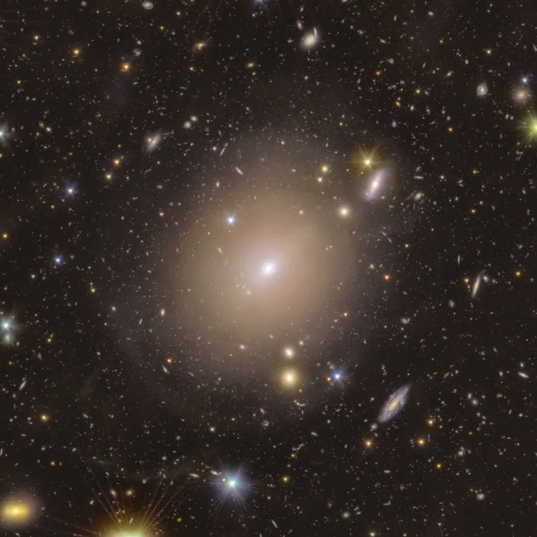 ภาพถ่ายกาแล็กซี NGC 6505 ที่ถูกถ่ายจากกล้องโทรทรรศน์อวกาศยูคลิด โดยใจกลางของภาพจะเห็นวงแหวนเล็ก ๆ ที่เกิดจากปรากฏการณ์วงแหวนไอน์สไตน์