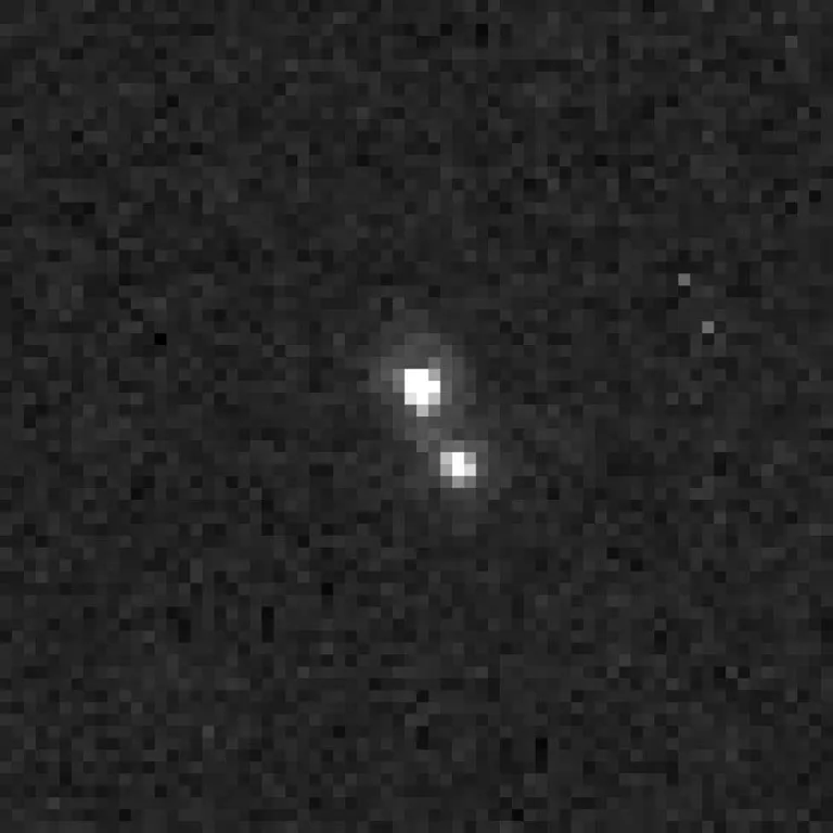 ภาพถ่ายของระบบ 148780 Altjira ที่ถูกถ่ายโดยกล้อง Hubble ซึ่งคาดว่าเป็นระบบที่มี 3 ดวงโคจรรอบกัน โดยสังเกตตรงกลางที่จุดแสงนั้นรูปร่างไม่เป็นทรงกลมคล้ายสองดวงอยู่ใกล้ชิดกันมาก ที่มา &ndash; Keith Noll