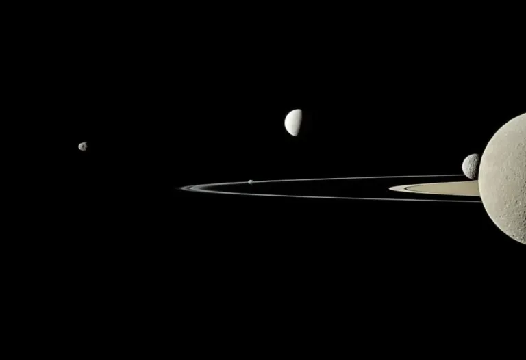 ดาวเสาร์มีดวงจันทร์เพิ่มอีก 128 ดวง รวมมีทั้งหมด 274 ดวง ภาพจาก NASA
