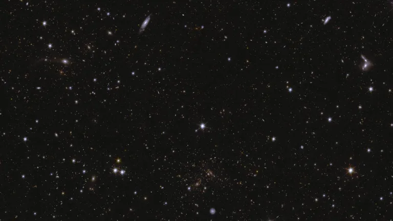 ภาพถ่าย Deep Field บริเวณท้องฟ้าใต้ ซึ่งในภาพนั้นมีกาแล็กซีอยู่รวมกันประมาณ 11 ล้านแห่ง ซึ่งเป็นจุดที่น่าสนใจในการศึกษาการเปลี่ยนแปลงของสายธารจักรวาลจากห้วงบรรพกาล