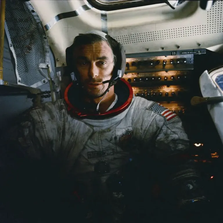 ภาพถ่ายของนักบินอวกาศ Eugene Cernan ที่ชุดนักบินอวกาศและใบหน้าของเขาเต็มไปด้วยฝุ่นจากพื้นผิวของดวงจันทร์ ซึ่งฝุ่นเหล่านี้เป็นอันตรายต่ออุปกรณ์อิเล็กทรอนิกส์ภายในยานและร่างกายของมนุษย์