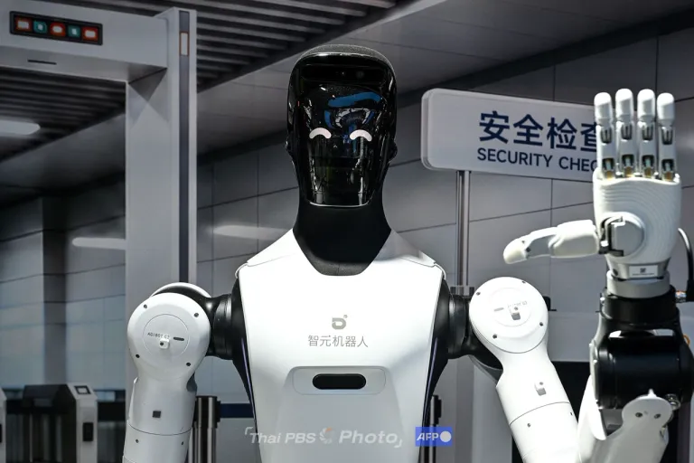 หุ่นยนต์ฮิวแมนนอยด์ของ Agibot ในระหว่างงาน World Artificial Intelligence Conference WAIC ภาพจาก Hector RETAMAL / AFP