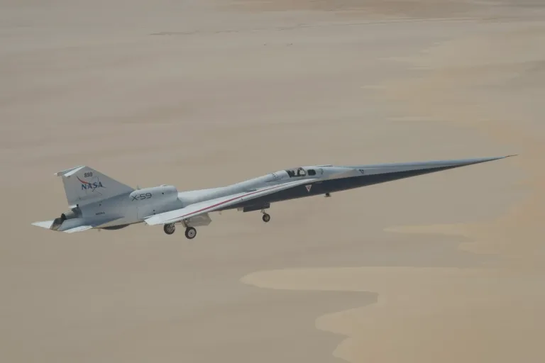 “เครื่องบิน X-59” ของ NASA บินใกล้ศูนย์วิจัยการบินอาร์มสตรองของ NASA ในเมืองเอ็ดเวิร์ดส์ รัฐแคลิฟอร์เนีย เมื่อวันอังคารที่ 12 พฤษภาคม 2026 ภาพจาก NASA/Jim Ross